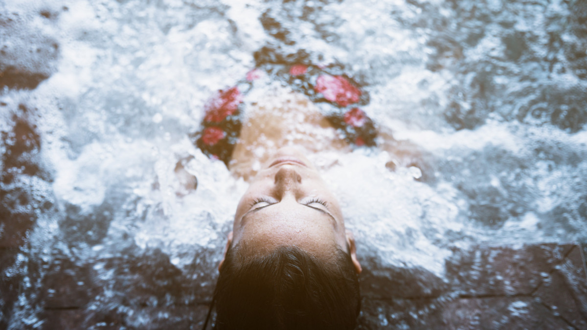 une jeune femme profite de l'eau lors d'une cure thermale de qualité