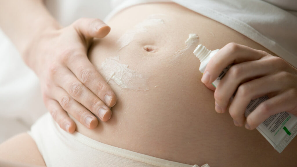 Crème anti-vergetures grossesse : quand commencer et comment bien l’appliquer ?